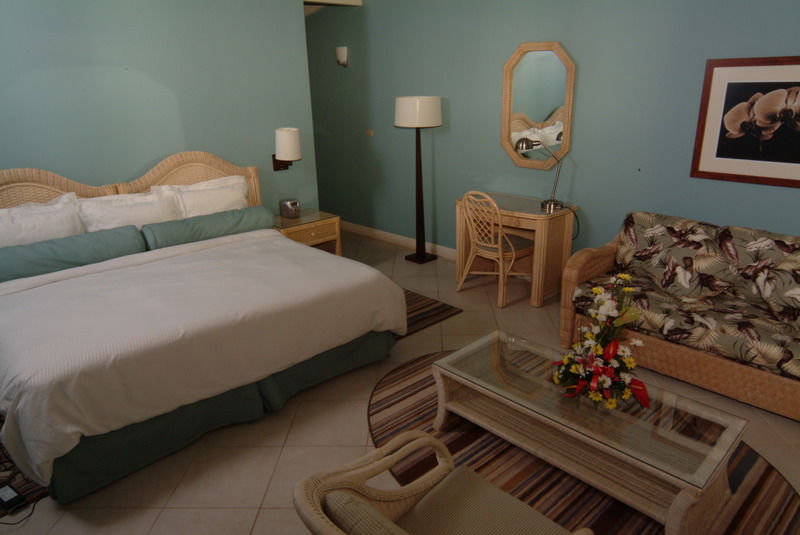 Trade Winds Hotel Дикенсон-Бей Экстерьер фото