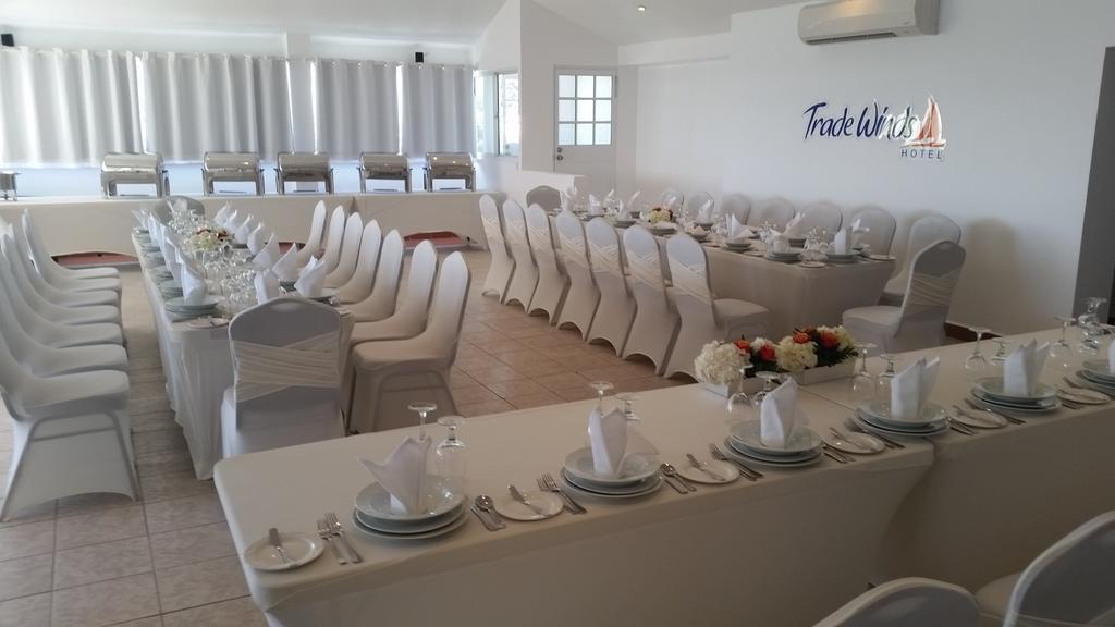 Trade Winds Hotel Дикенсон-Бей Экстерьер фото