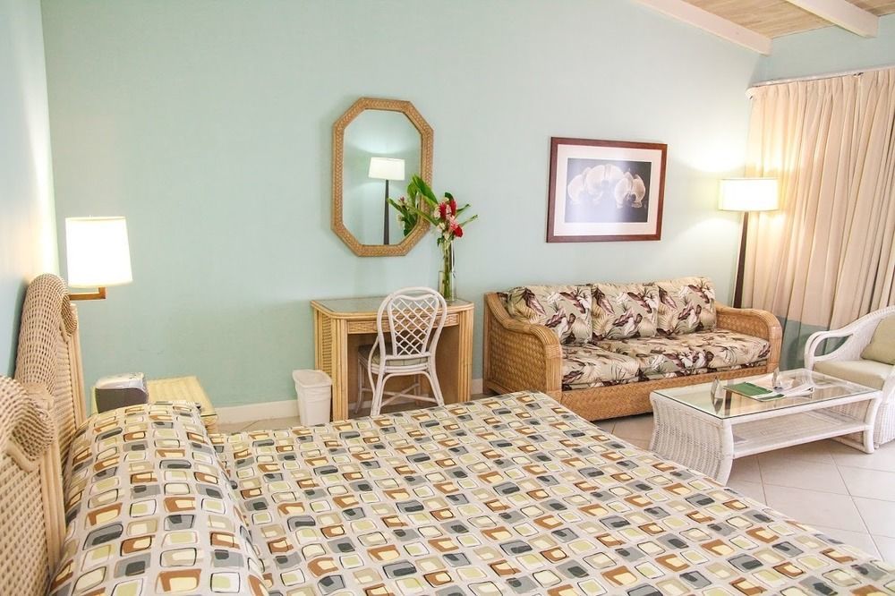Trade Winds Hotel Дикенсон-Бей Экстерьер фото