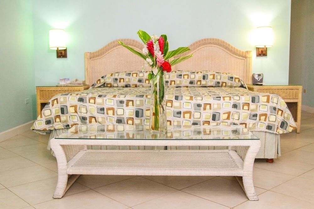 Trade Winds Hotel Дикенсон-Бей Экстерьер фото