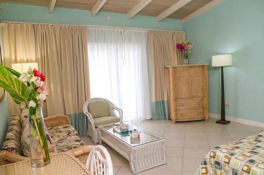 Trade Winds Hotel Дикенсон-Бей Экстерьер фото